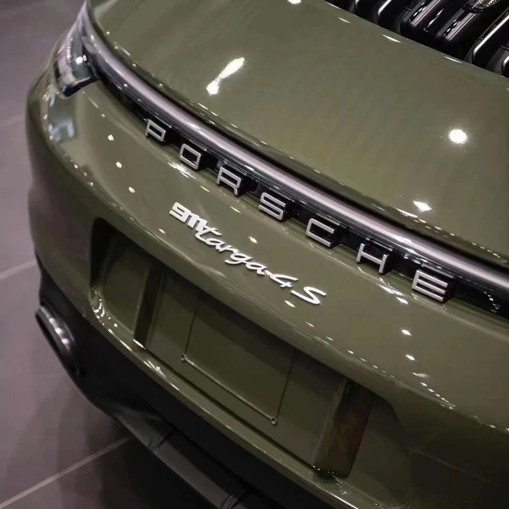 Vinilo Envolvente Negro Brillante con Verde Oliva – Rotulación Completa de Coche