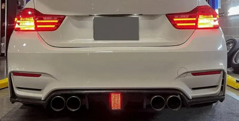 Difusor trasero efecto carbono con luz para BMW F80 M3 / F82 F83 M4 (2015–2020)
