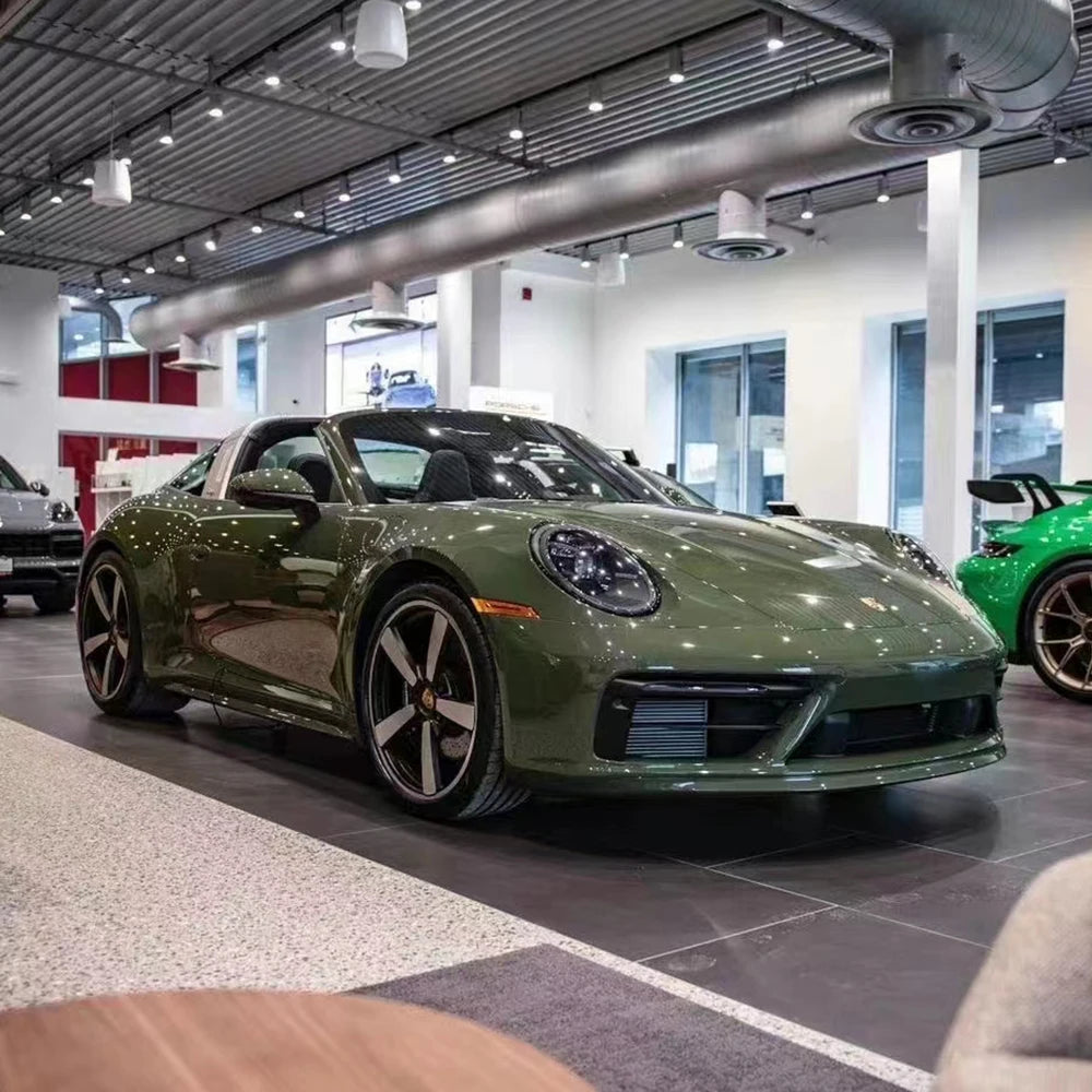 Vinilo Envolvente Negro Brillante con Verde Oliva – Rotulación Completa de Coche
