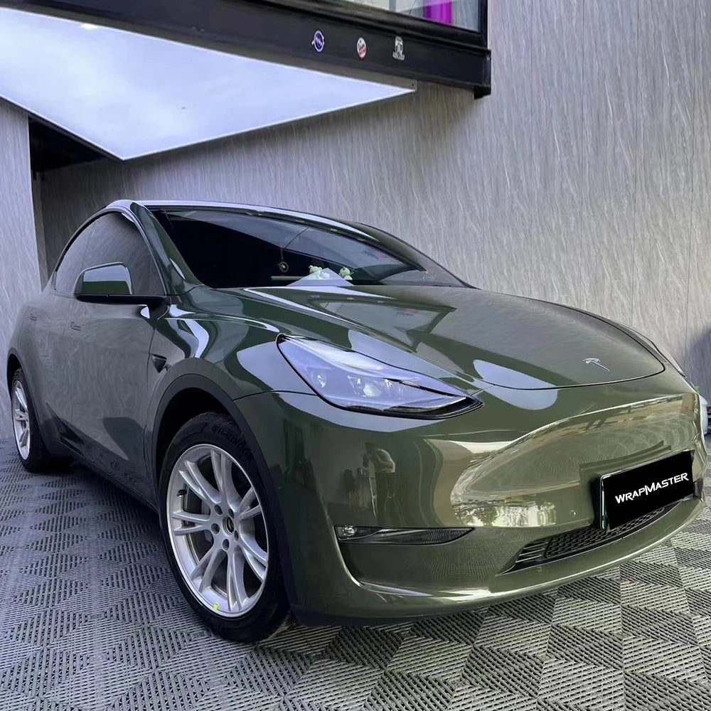 Vinilo Envolvente Negro Brillante con Verde Oliva – Rotulación Completa de Coche