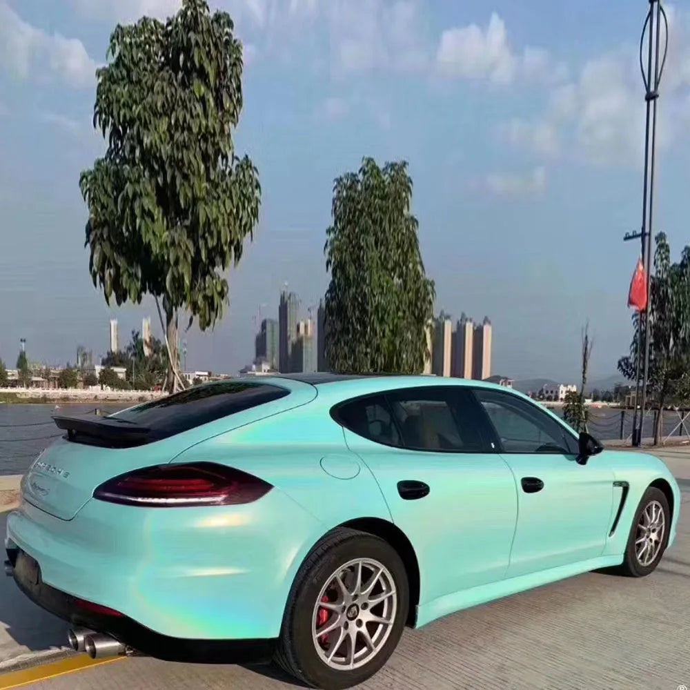 Vinilo Envolvente Holográfico Arcoíris Verde Láser – Rotulación Completa de Coche
