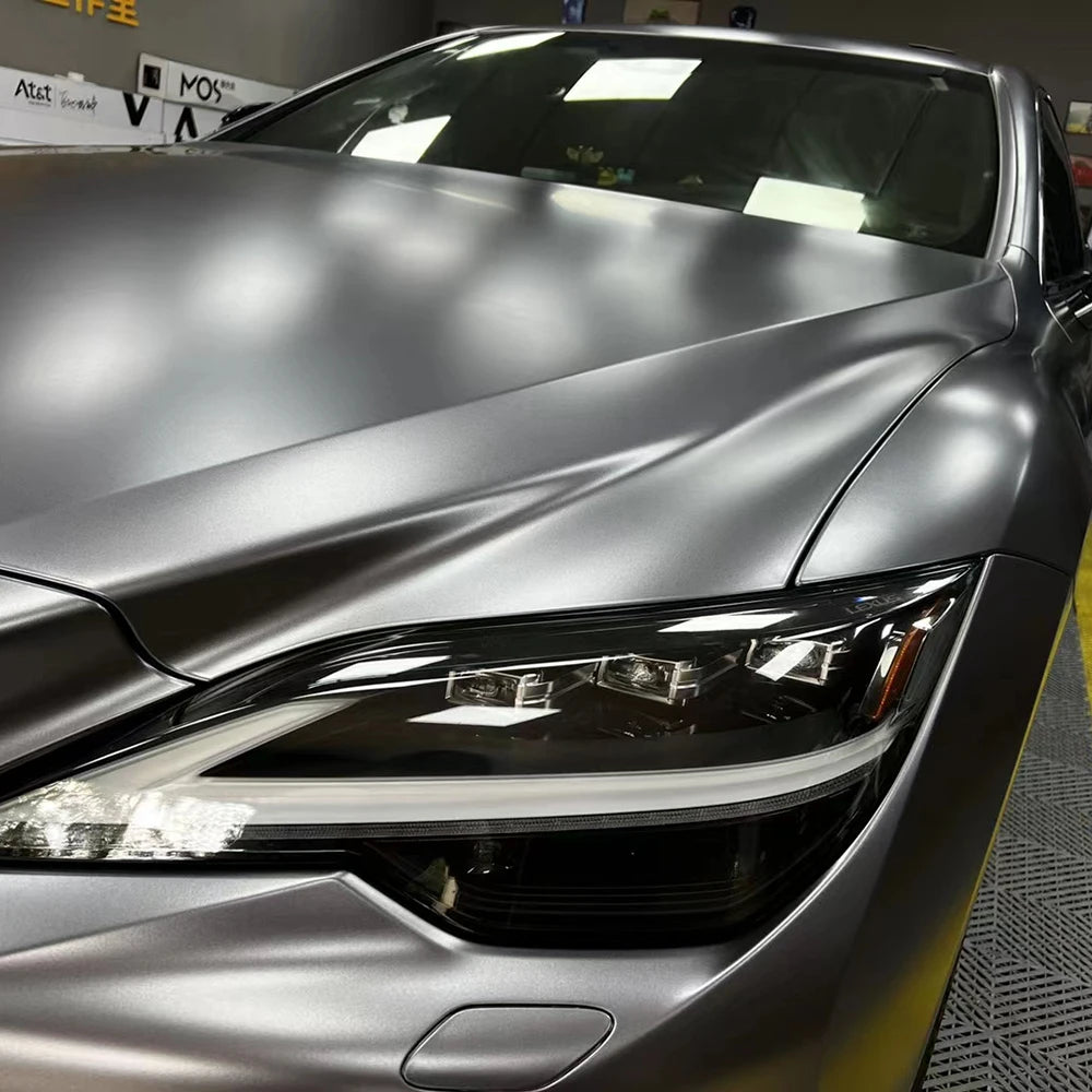 Vinilo Envolvente Gris Carbón Satinado Metálico – Rotulación Completa de Coche