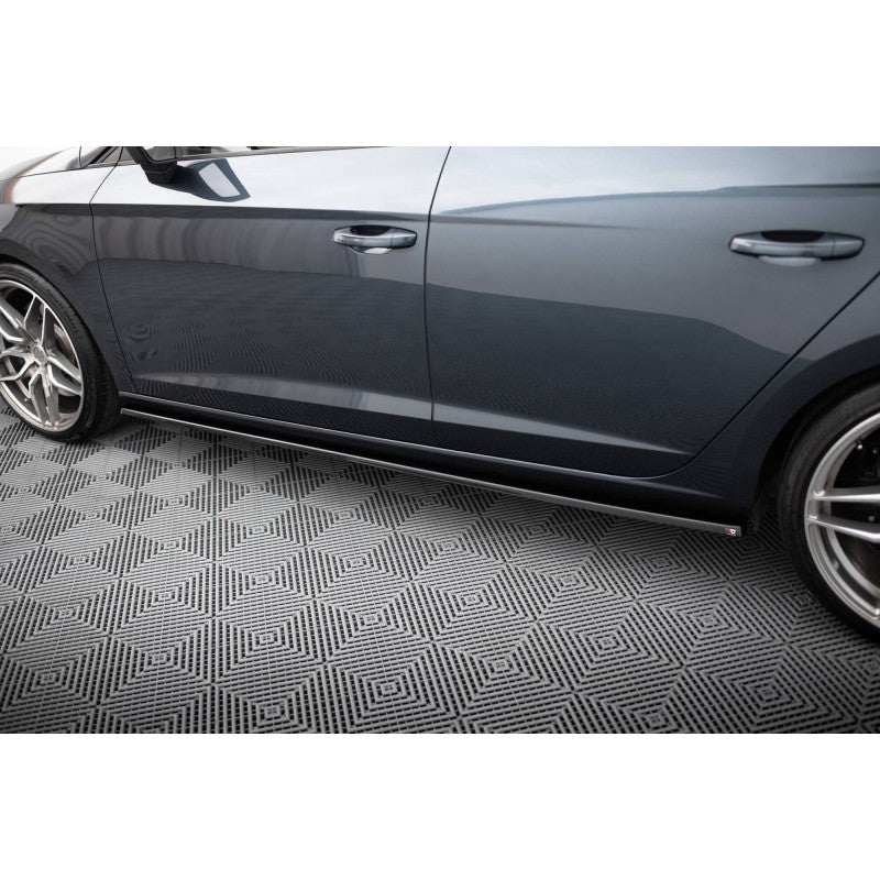 https://viperscar.com/66359-large_default/faldones-laterales-seat-leon-mk3-cupra-fr-facelift-2017-.jpg