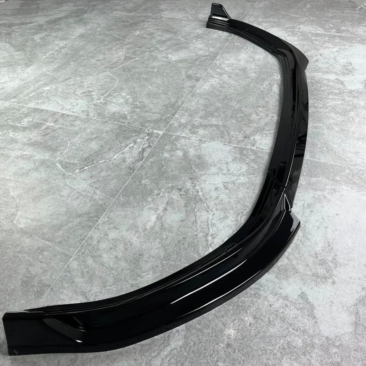 Lip Delantero 3 Piezas Volkswagen Polo MK5 MK6 (2010-2021) – Lip delantero en negro brillo con Protección UV