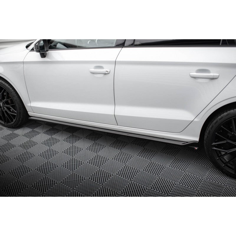 Taloneras Maxton Design para Audi A3 8V Sedán en Negro Brillante