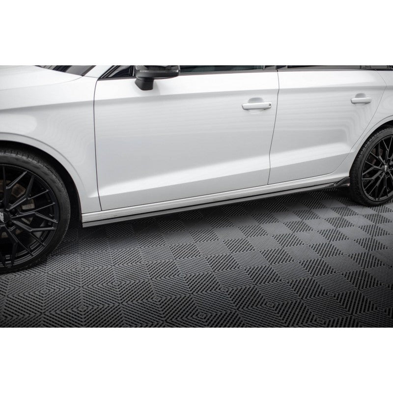 Taloneras Maxton Design para Audi A3 8V Sedán en Negro Brillante